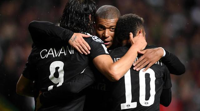 亚泰为客场全勤球迷颁发纪念证书，谭龙、徐浩峰等人参与颁奖