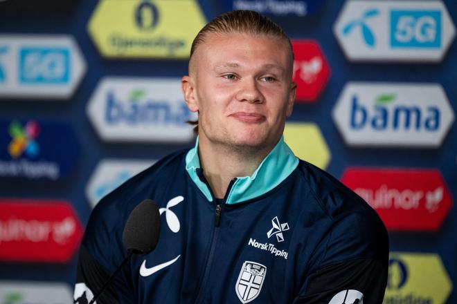 理性追星，新鹏城vs成都赛后有球迷跳下看台与韦世豪合影