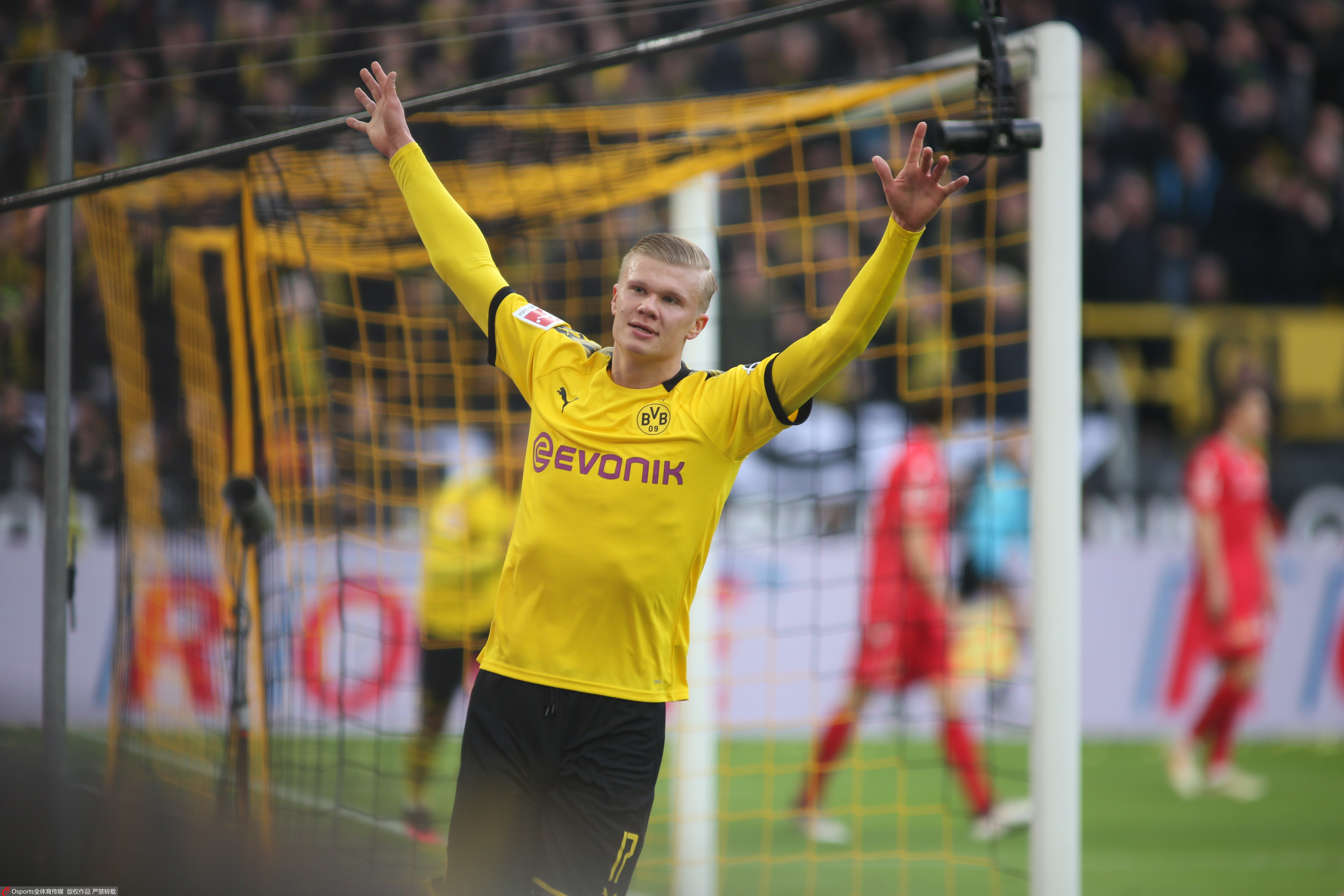 本轮欧冠最佳阵容：诺伊尔、福登、奥斯梅恩、梅里诺在列