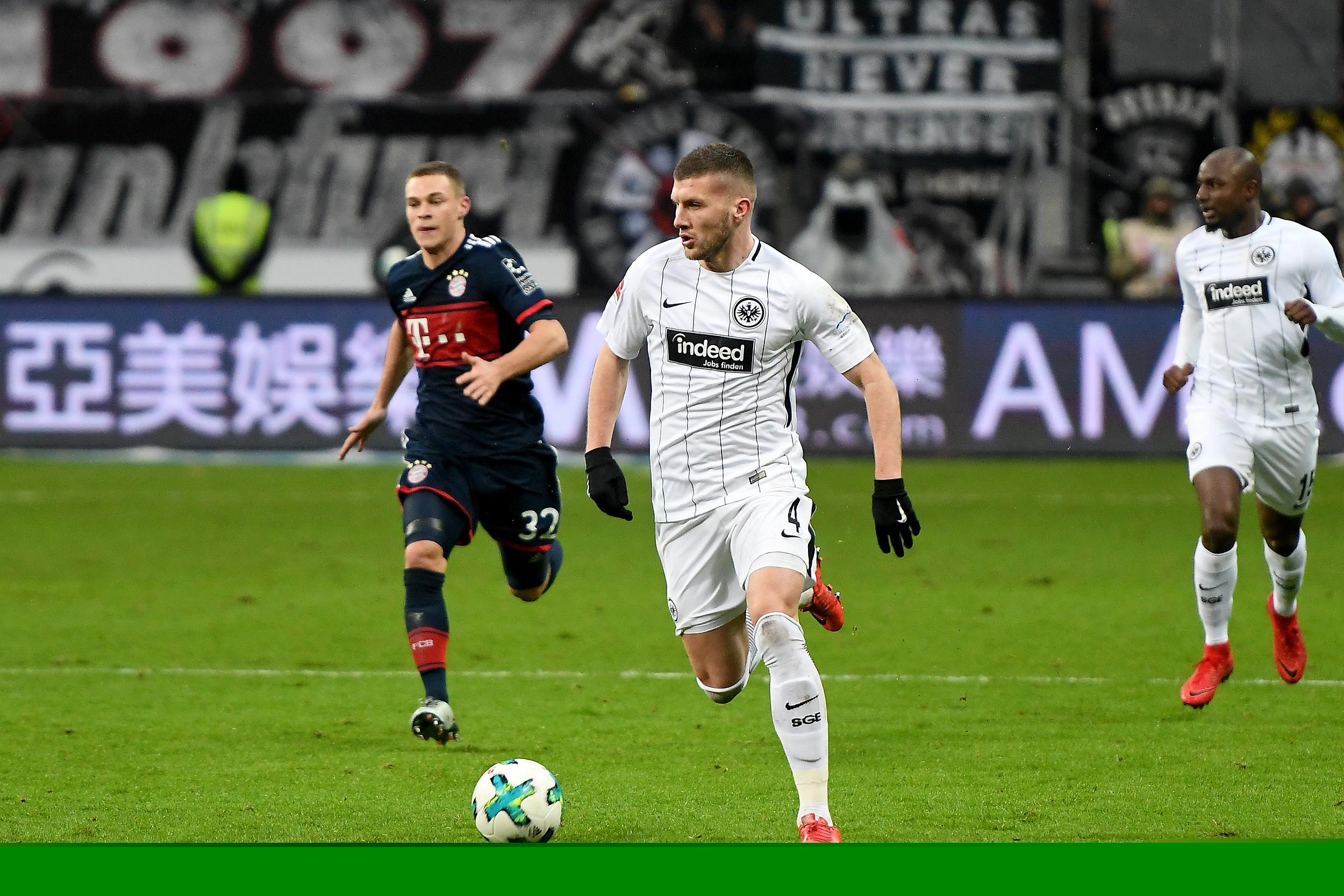 那不勒斯官方：洛博特卡在意杯赛前热身时左腿后胫肌拉伤