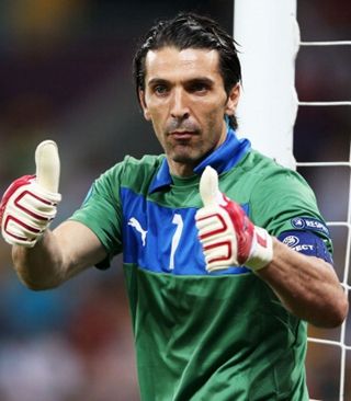 梦幻联动！T1四人组造访拜仁主场，领取印有自己名字的拜仁队服