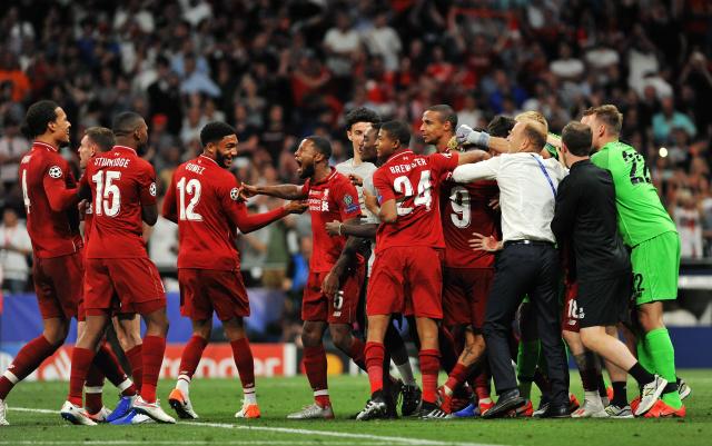 篮球火箭球员赛前训练亮眼