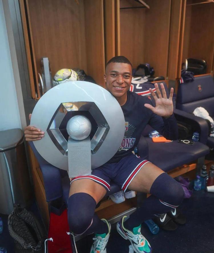 马特乌斯：我和马拉多纳就像梅西和C罗，但我们场外相处更多