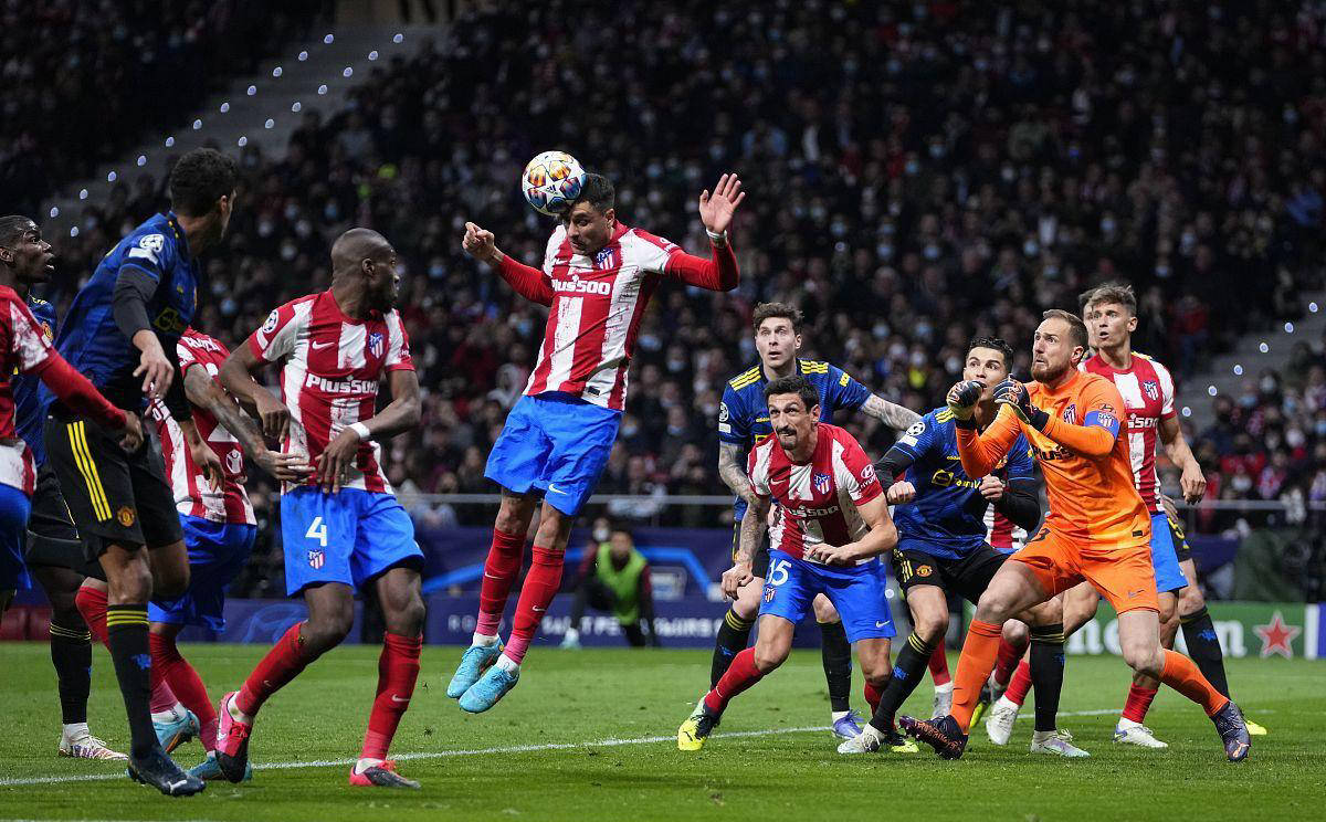 慎入，尼日利亚超比赛中一球员被对方球迷冲进场内割喉