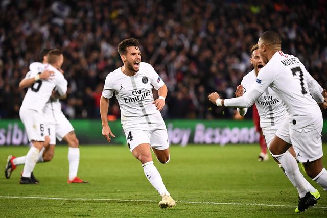 周末足坛激烈对决，拜仁、曼城、巴萨、AC米兰分别取得胜利，上演精彩绝杀。